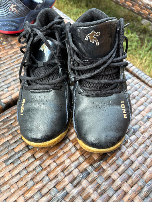 Pre-Owned Athletic Footwear: AND1 Boys' Size 5 Basketball Shoes, Black, High-Top Design