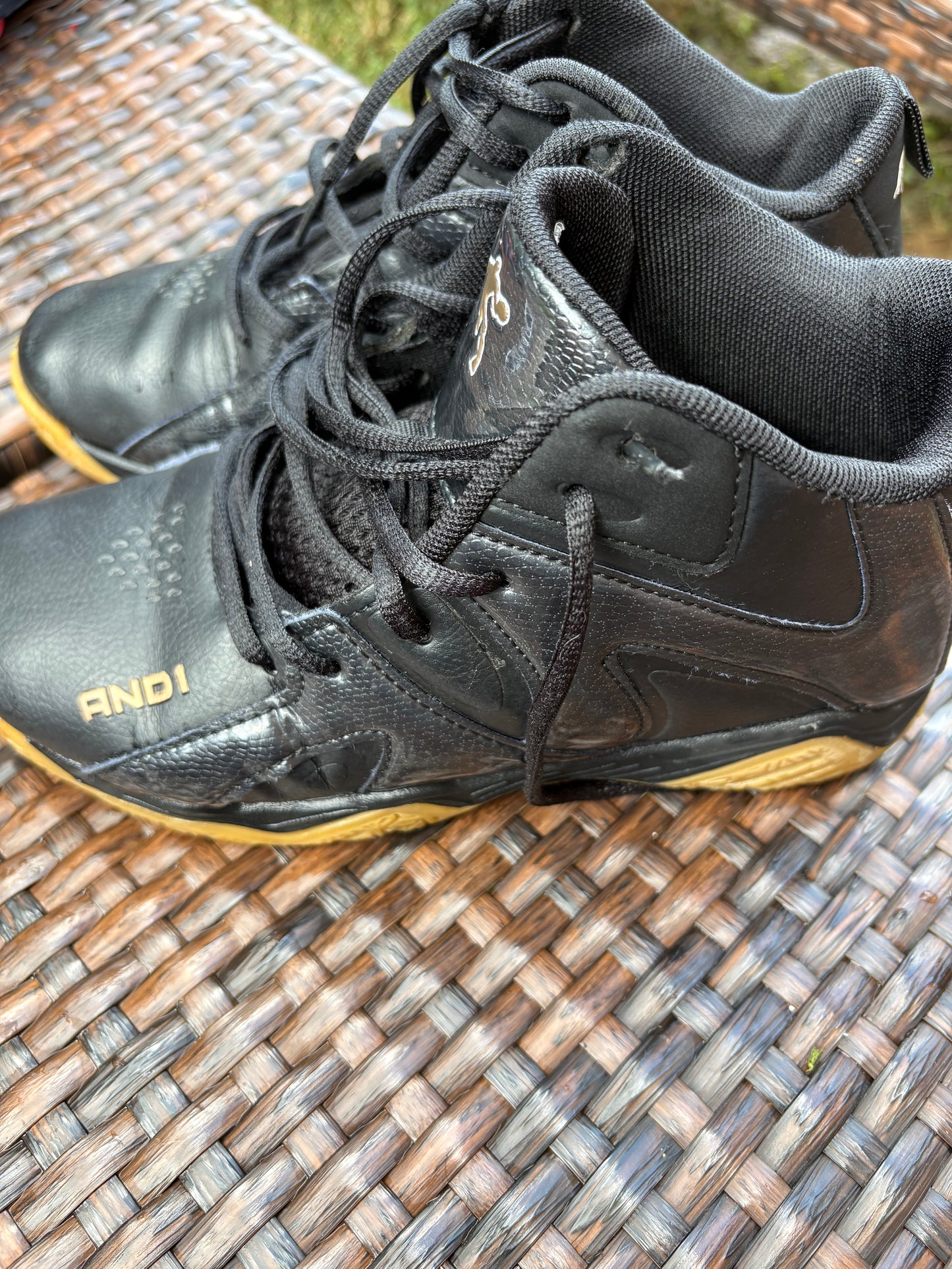 Pre-Owned Athletic Footwear: AND1 Boys' Size 5 Basketball Shoes, Black, High-Top Design