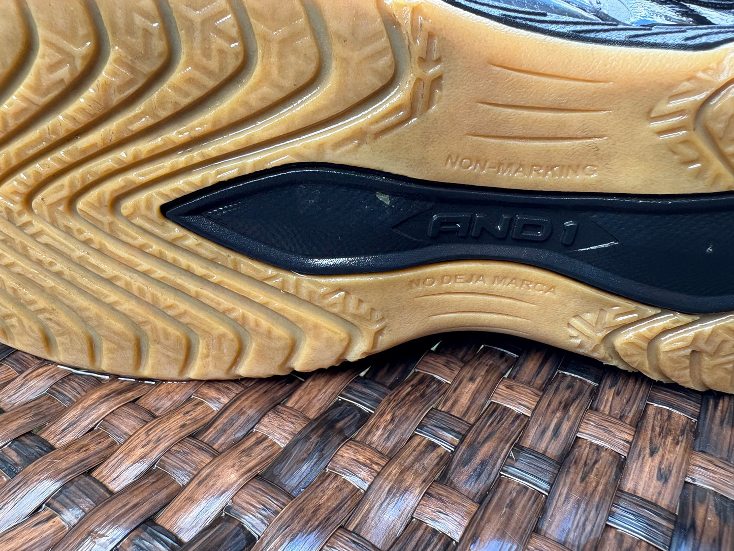 Pre-Owned Athletic Footwear: AND1 Boys' Size 5 Basketball Shoes, Black, High-Top Design
